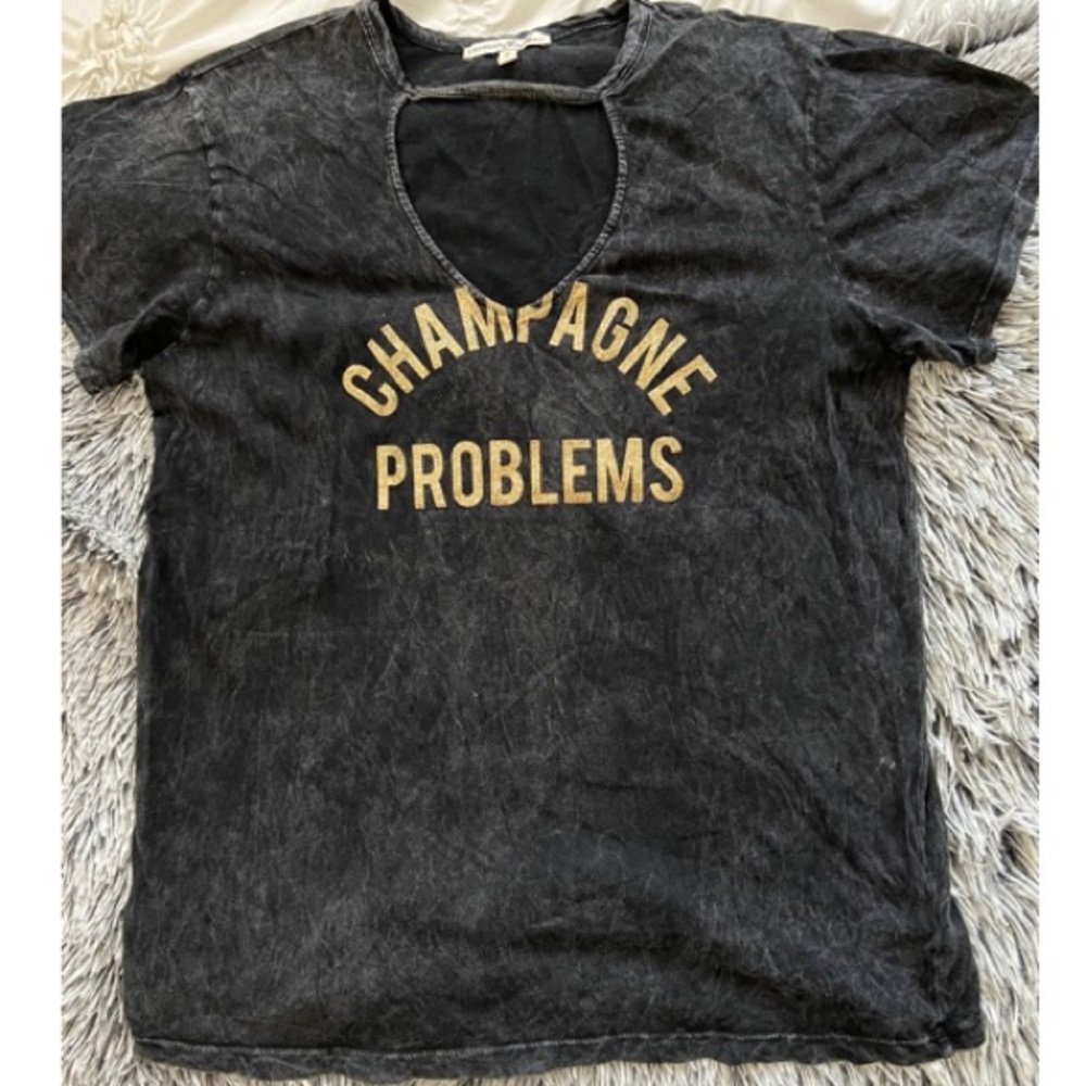 Gray t-shirt with choker